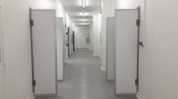 Merevszárnyú lengő ajtó