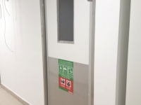 Lengőajtó ablakkal