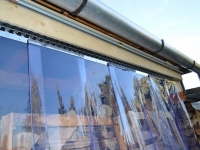 Külső térelválasztó PVC szalagból
